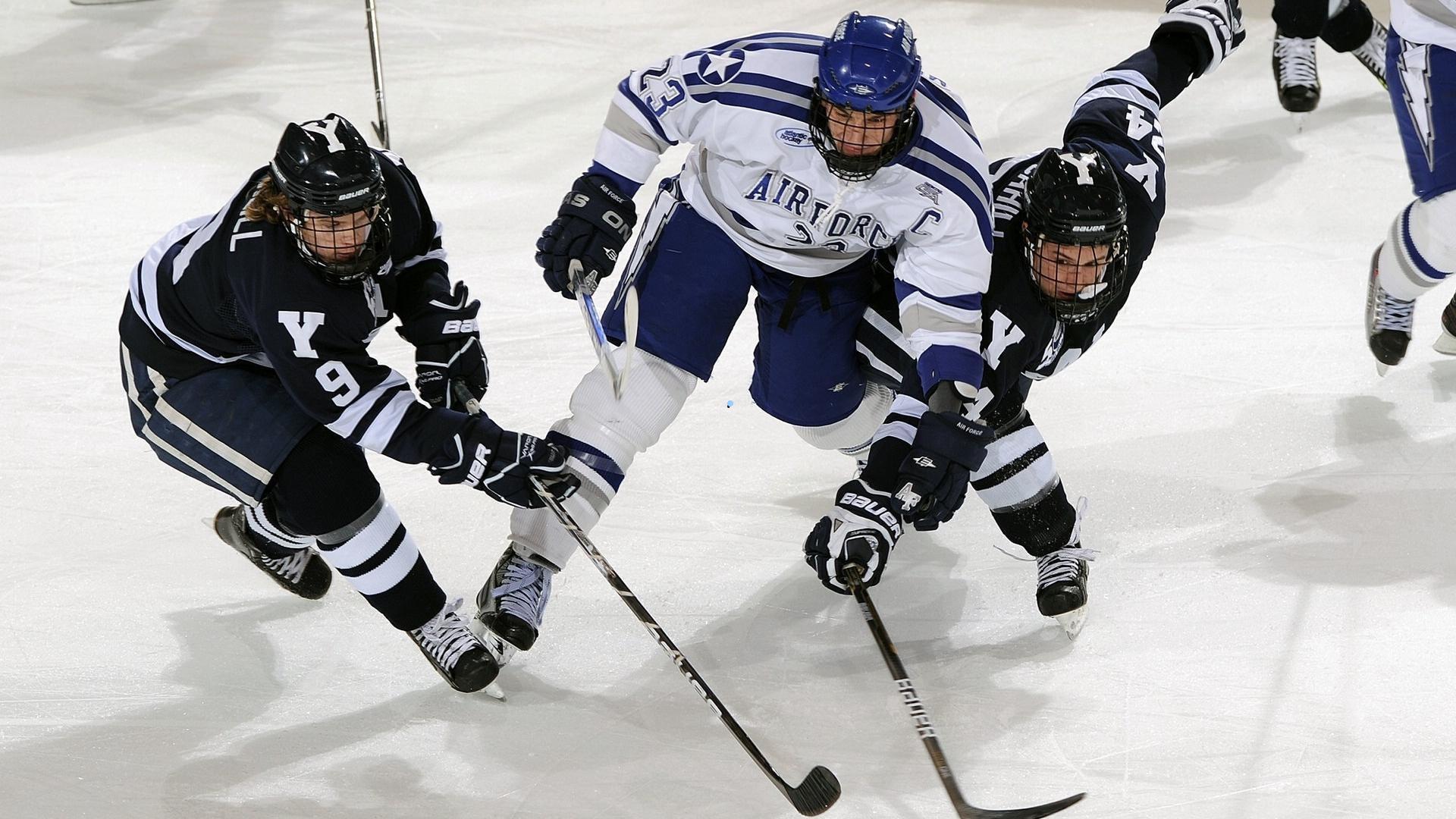 一张神秘合影颠覆篮球话题，究竟是何方神圣让詹库光芒暂隐？